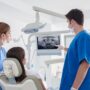 معاینه دندانپزشکی کودک چگونه انجام می‌شود؟