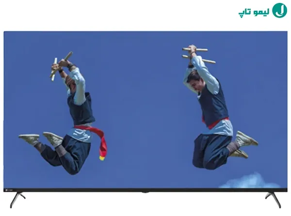 تلویزیون ۵۰ اینچ اسنوا با تصویر دو مرد در حال پرش در آسمان