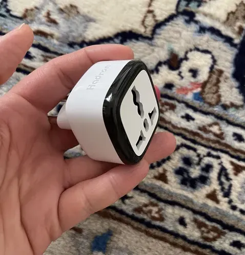 مبدل هادرون A10E-1 سفید با نوار مشکی در دست روی فرش