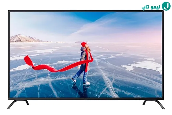 مدل 50E616N حین نمایش فردی با شال قرمز روی یخ